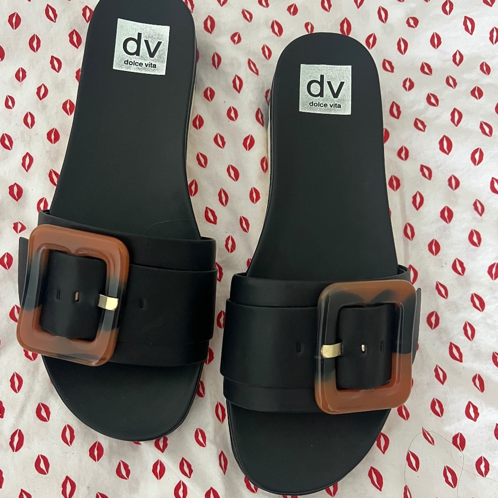 New black sandals with large buckle